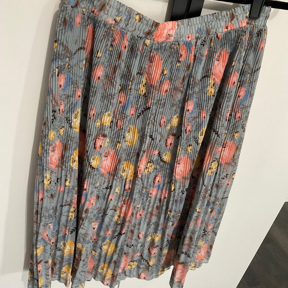 NWOT pleated midi skirt